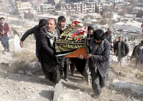 Atac sinucigaş în timpul unei ceremonii funerare în Afganistan. 40 de persoane au fost ucise