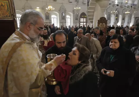 Reacția BOR, după ce INSP a propus împărtășirea cu lingurițe de unică folosință: “Aceste obiecte nu există în spațiul ortodox”