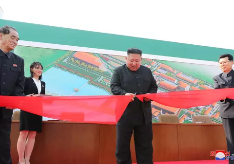 Primele imagini cu Kim Jong-un, publicate în presa nord-coreeană. Liderul de la Phenian a apărut în public, după trei săptămâni de absență