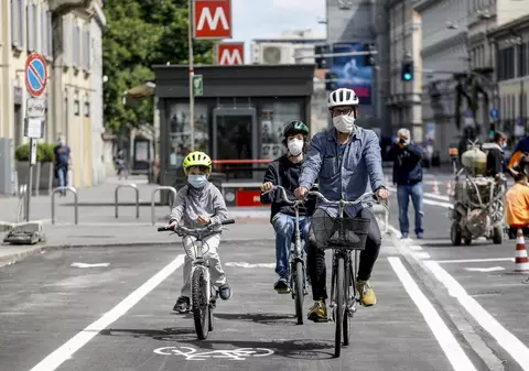 Mai multe piste de biciclete, trotuare mai largi și străzi închise pentru mașini. Marile capitale pregătesc soluții pentru respectarea distanțării sociale