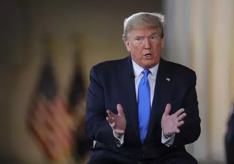 Twitter a ascuns un mesaj postat de Trump deoarece “glorifică violența”, ultimul act din conflictul cu liderul SUA