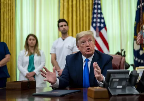 Administraţia Trump: China a trimis sute de mii de oameni cu avionul în lume, ca să răspândească virusul