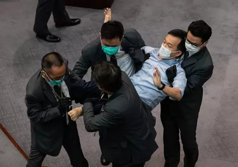 VIDEO | Bătaie în parlamentul din Hong Kong, între pro-democrați și pro-Beijing
