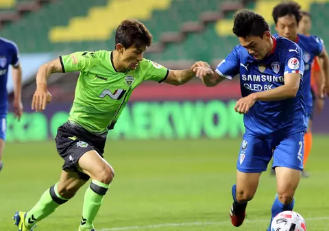 VIDEO | Fotbalul s-a reluat în Coreea de Sud. Fără spectatori, dar cu galerie în difuzoare