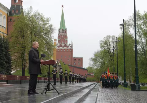 Vladimir Putin a vorbit singur în fața soldatului necunoscut, la 75 de ani de la finalul războiului