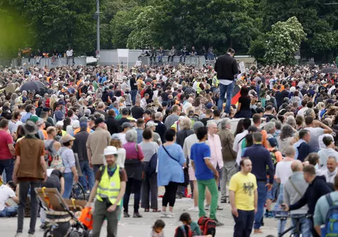 Mii de oameni au protestat în Germania față de măsurile de restricție. Un bucătar celebru a fost arestat
