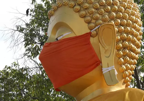 Statuile lui Buddha din Bangkok sunt acoperite cu măști de protecție, ”pentru a da un exemplu”