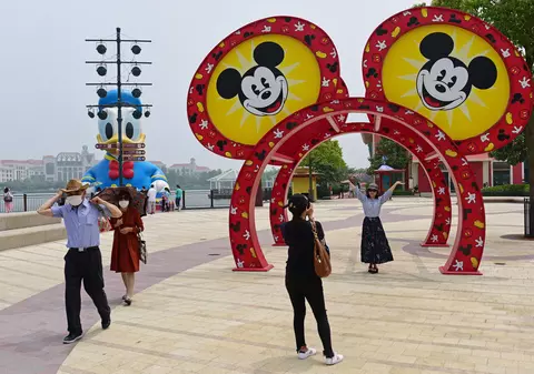 Disneyland Shanghai, redeschis după trei luni de pauză. Cum au fost întâmpinați oamenii