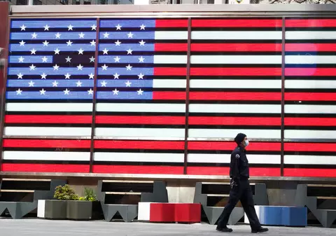 Tragedia celor 100.000 de decese COVID din SUA a arătat nu doar cum au eșuat autoritățile, ci cum au fost cel mai grav loviți oamenii defavorizați