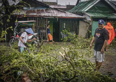 Peste 140.000 de filipinezi s-au refugiat în adăposturi din cauza taifunului
