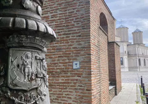 Istorie abandonată pe străzile din București. Stâlpi de iluminat de peste un secol, realizați de industriași francezi și germani