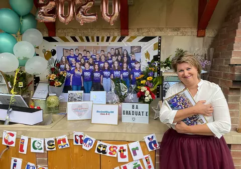 Clip motivațional cu Smiley pentru absolvenții de gimnaziu ai unei școli din Oradea de la dascălul lor de limba română