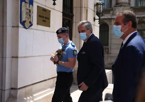 Marcel Vela a avut parte de o surpriză la ceremonia de semnare a contractului pentru achiziționarea de autospeciale. Ce cadou a primit ministrul