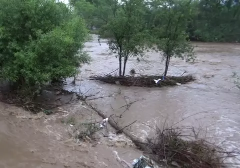 Cod roșu de inundații pe râuri din șapte județe, valabil până miercuri
