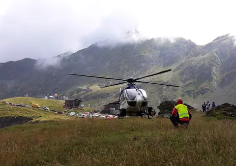 Misiune dificilă în munți. Un turist s-a rănit grav după ce a fost fugărit de un urs. Victima a fost preluată cu elicopterul