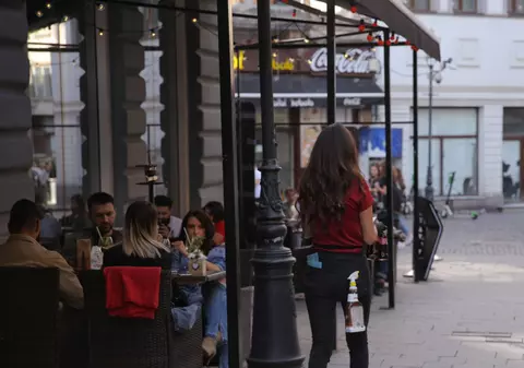 Angajaţii din HoReCa protestează în faţa restaurantelor şi a teraselor unde lucrează