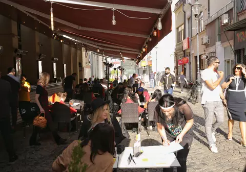 Centrul Vechi, din nou animat. Terasele au fost ocupate în prima zi de la redeschidere