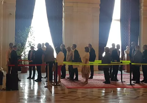 FOTO | Parlamentarii au picat testul la distanţare fizică, în ultima zi de sesiune