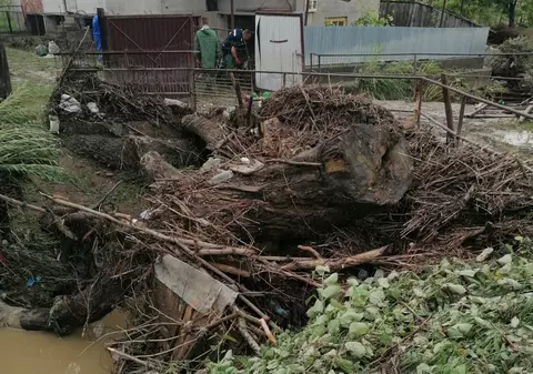 VIDEO | Județul Mureș, lovit de inundații. Pompierii au lucrat la foc continuu în ultimele 24 de ore. Două persoane, la un pas să fie luate de ape