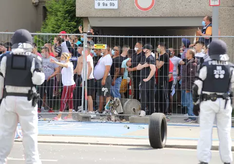 Violențe la Göttingen, în Germania, între locatarii unor blocuri carantinate cu forța de autorități și polițiști. S-au auzit și împușcături. Mai mulți români locuiesc în complex