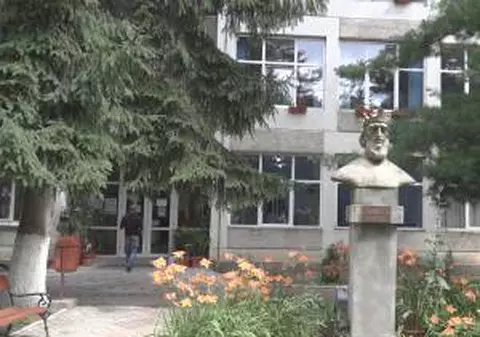 Încă un caz de COVID-19 în școală. O elevă din Gura Humorului este internată împreună cu mama sa