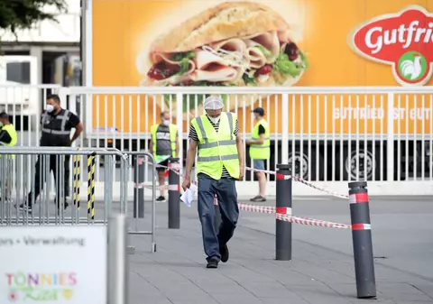 Focarul COVID de la abatorul din Germania: guvernul cere îmbunătățirea condițiilor de muncă și vrea să oblige compania la despăgubiri