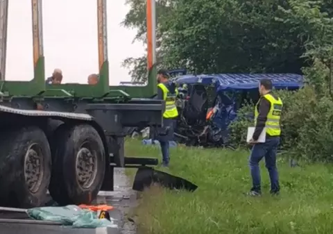 UPDATE | Un microbuz plin cu români a fost spulberat de un camion, în Cehia. Două persoane au murit