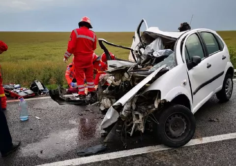 O tânără a murit, iar două persoane au fost rănite într-un accident rutier