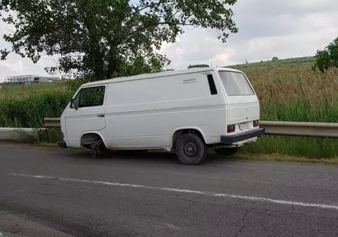 VIDEO |  Accident neobișnuit la Iași. Roata unei dube a sărit din mers și a lovit două mașini