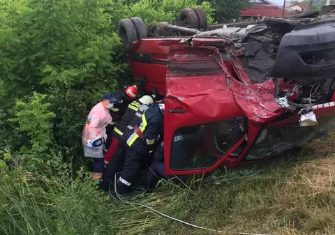 FOTO | Microbuz cu 14 persoane, accident în Vâlcea. A fost declanșat planul roșu