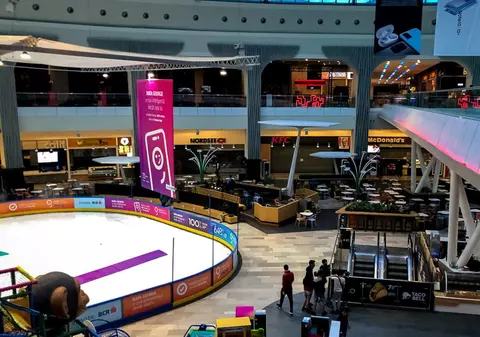 O femeie a primit daune morale de 60.000 de lei după ce a căzut și și-a rupt mâna într-o toaletă a unui mall bucureștean