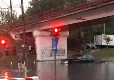 Momente de panică pentru o femeie însărcinată din Arad. A rămas blocată cu mașina într-un pasaj inundat de o ploaie torenţială