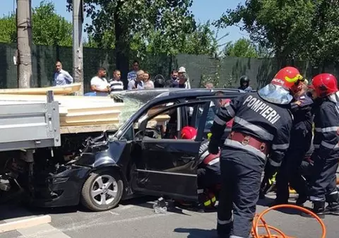 Accident violent în Capitală. Un bărbat e în comă, trei mașini au fost avariate