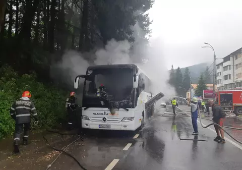 VIDEO | Un autocar cu 47 de pasageri a luat foc pe DN 1, la Azuga. Traficul este restricționat