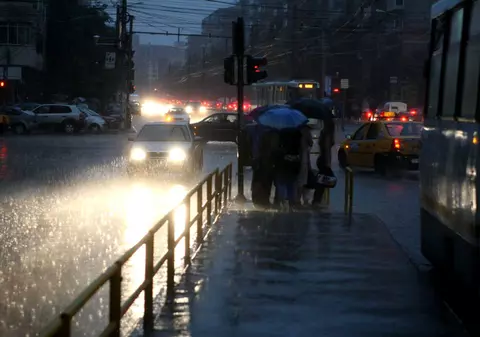 Avertizare meteo. Ploi torențiale, vijelii și grindină în majoritatea regiunilor țării, până marți dimineață