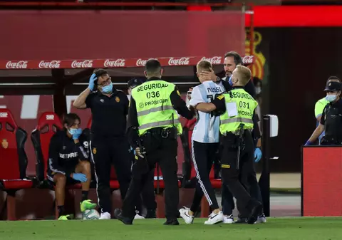 VIDEO | Un suporter a intrat pe teren la meciul FC Barcelona-Mallorca, deși s-a disputat fără spectatori
