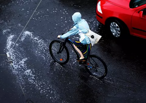 Avertizare meteo: Cod portocaliu de ploi torențiale și vijelii în București