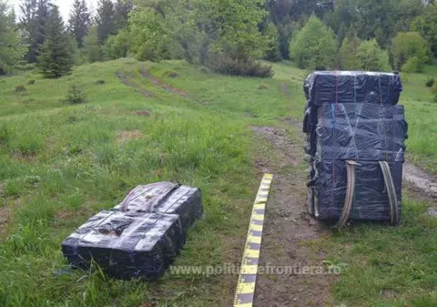 VIDEO| Țigări de contrabandă în valoare de 100.000 de euro, confiscate de polițiștii de frontieră. Cum au reușit să fugă traficanții în Ucraina