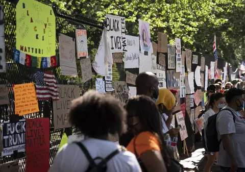 Gardul anti-protestatari ridicat în jurul Casei Albe, transformat într-un memorial închinat afro-americanilor uciși de polițiști