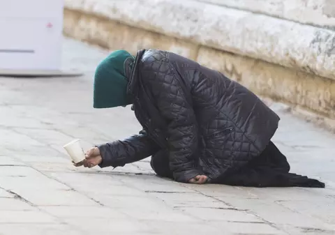 Drama oamenilor traficați și obligați să cerșească în Italia. “Ne dădea să mâncăm o dată pe zi, seara, o felie de pâine și o bucată de cârnat”. Judecătorii i-au dat 2 ani și 6 luni traficantului!