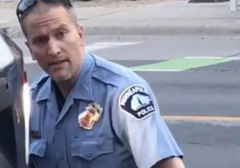 Un milion de dolari este cauţiunea pentru fostul ofiţer de poliţie care a ţinut genunchiul pe George Floyd până când acesta a murit