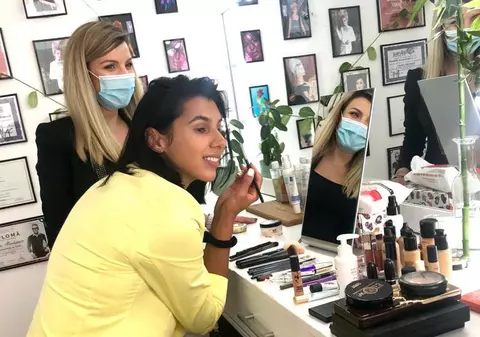 Denisa Dedu a făcut curs de machiaj online în izolare. ”Îmi place să mă aranjez”