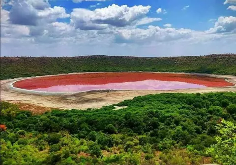 Lacul vechi de 50.000 de ani care și-a schimbat inexplicabil culoarea și a devenit roz