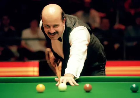 A murit Willie Thorne, unul dintre cei mai mari jucători de snooker din istorie. Era supranumit Mister Maximum
