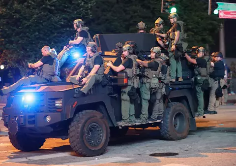 De ce a devenit poliția din SUA o forță militarizată, care se comportă, în raiduri sau la proteste, ca într-un teatru de război