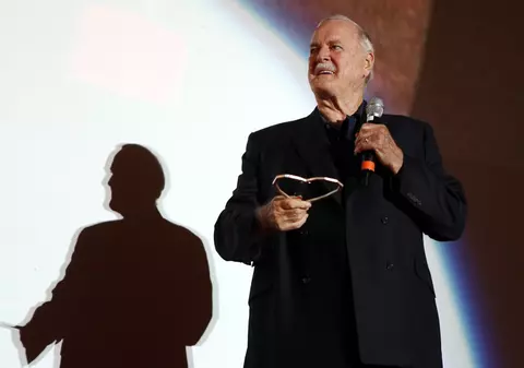 Un episod dintr-un serial cult britanic din anii '70, retras de pe o platformă de streaming din cauza ”insultelor rasiale”. Actorul John Cleese protestează