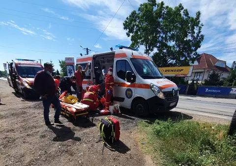 VIDEO| Şapte persoane au fost rănite în urma ciocnirii dintre un tir şi un microbuz