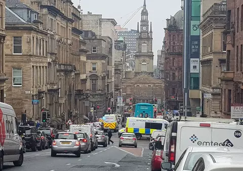 VIDEO | Atac sângeros în Glasgow. Un bărbat a înjunghiat mai multe persoane, înainte să fie împușcat de Poliție