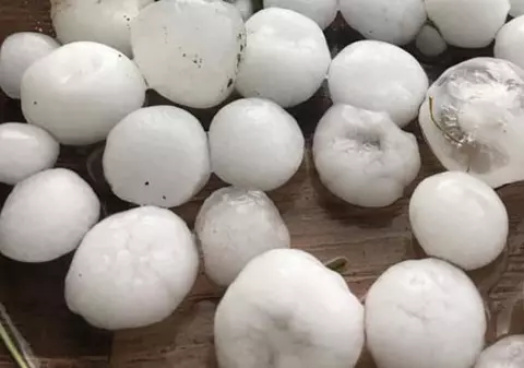 Grindină cât oul de porumbel, la Târgu Frumos. Furtunile au făcut ravagii în Moldova