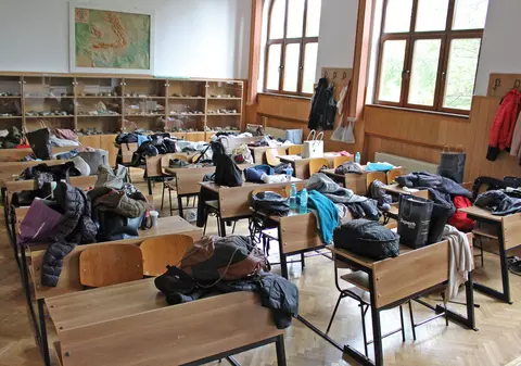 O parte dintre elevi ar putea învăța, din toamnă, în containere sau în corturi, ca să poată fi păstrată distanța de 2 metri